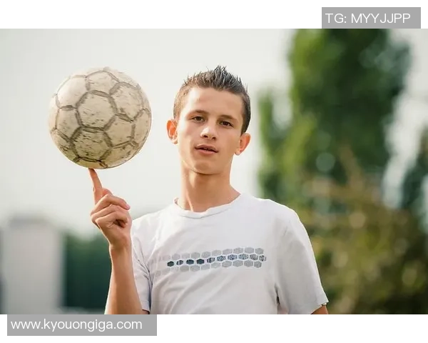 足球明星的简约肖像艺术作品展现与解析 足球明星的简约肖像艺术作品展现与解析